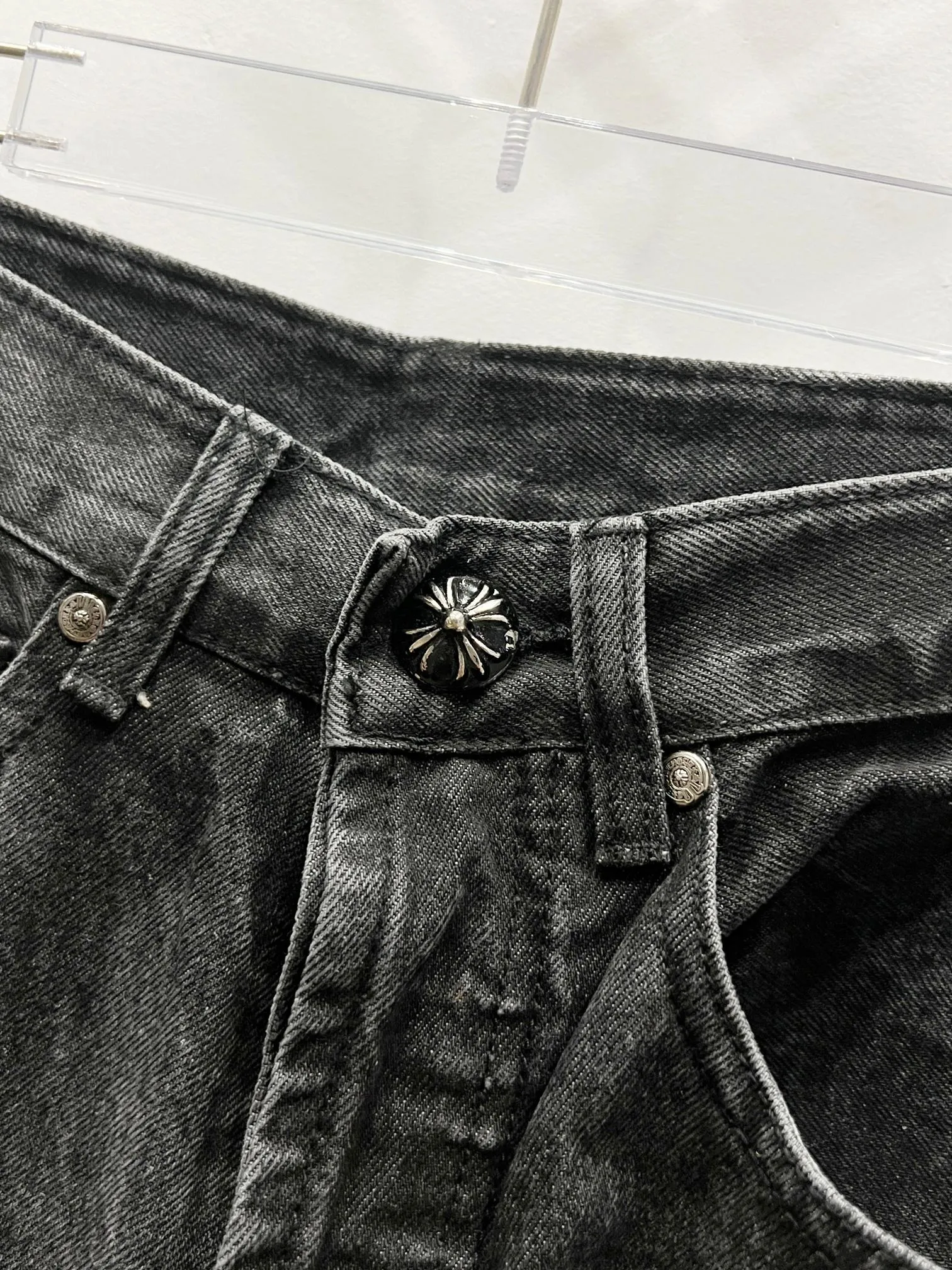P260 Style No.: (c029) Chrome Hearts & CH city limited series Sanskrit cross patch patchwork jeans require finished products to be washed and then disassembled and hand-stitched with sheepskin cross leather and then spliced ​​together to complete the process. The whole process is too complicated to explain. The texture can be seen in the hand, and it looks good. The styles with different washed textures are very friendly to people with thin legs and thick legs. The straight version is very flattering to the leg shape. The moderate length is timeless and can be matched easily and casually. It is the basic styling foundation for various styles and is a must-have in the wardrobe! The fabric is stiff but also makes the upper body soft without losing texture. The washing process is even more perfect. It is a must-have item for everyone! ! ! Washed wheat, hang tag, pants label, three labels are complete, the upper body effect is particularly stiff and stylish, super stylish, same style for men and women - Color: Size: 28 30 32 34